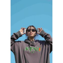 【少量現貨，售完不補】NTNU立體毛巾繡落肩帽T_鐵灰_灰常好看